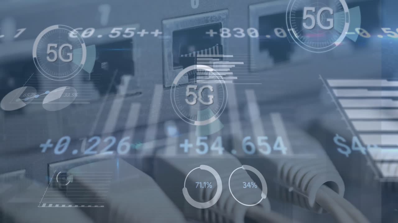 animación de pancartas de texto de 5g y procesamiento de datos estadísticos contra el primer plano de un servidor de computadora