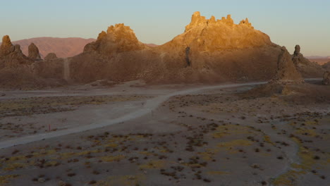 Atardecer-En-El-Desierto-De-California-En-Los-Hermosos-Pináculos-De-Trona,-Antena