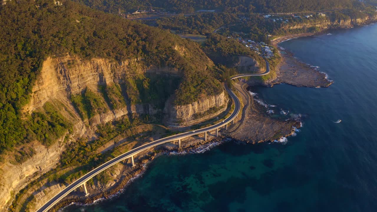 호주 뉴사우스웨일즈 북부 일라와라 지역의 아름다운 해안을 따라 자동차가 다니는 바다 절벽 다리