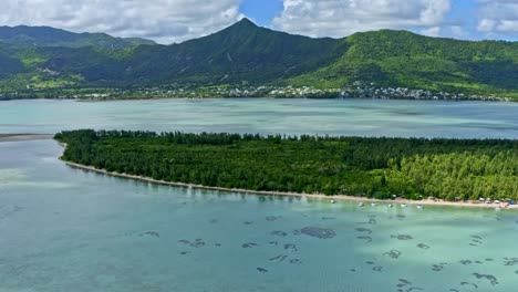 drone aéreo sobre la isla y las olas del océano índico en mauricio corales submarinos