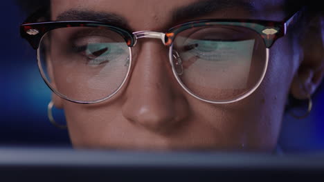 retrato en primer plano mujer de negocios atractiva usando una tableta trabajando hasta tarde en la oficina navegando por internet haciendo lluvia de ideas mirando la información en la pantalla