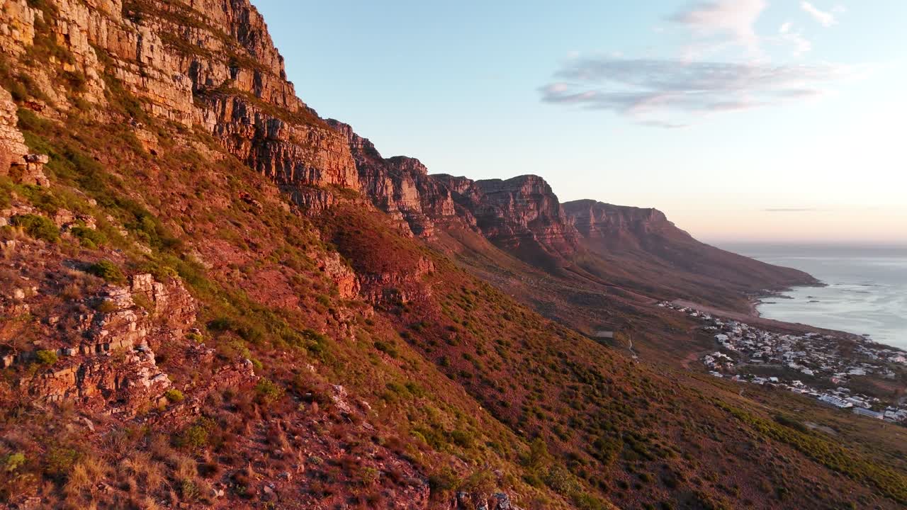 Drone al tramonto, primi piani di montagne rocciose con vista mozzafiato su Città del Capo, Sudafrica, filmato aereo cinematografico