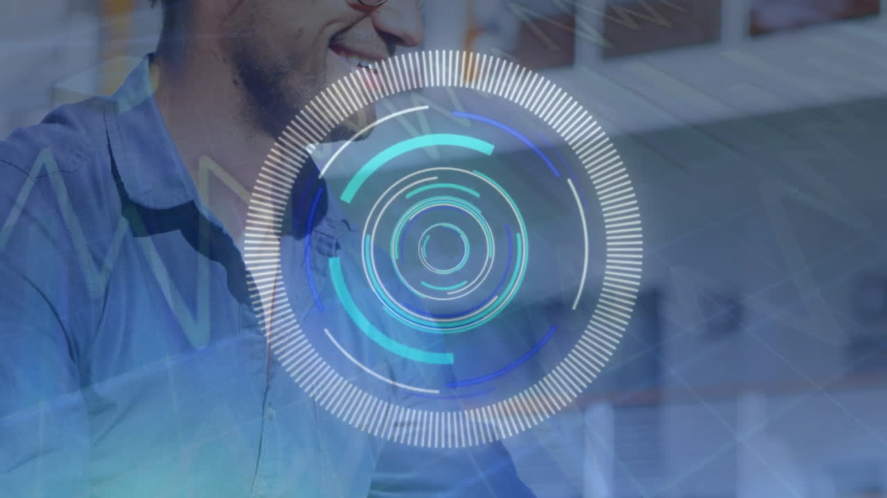 animación del procesamiento de datos financieros sobre un hombre caucásico que usa un teléfono inteligente