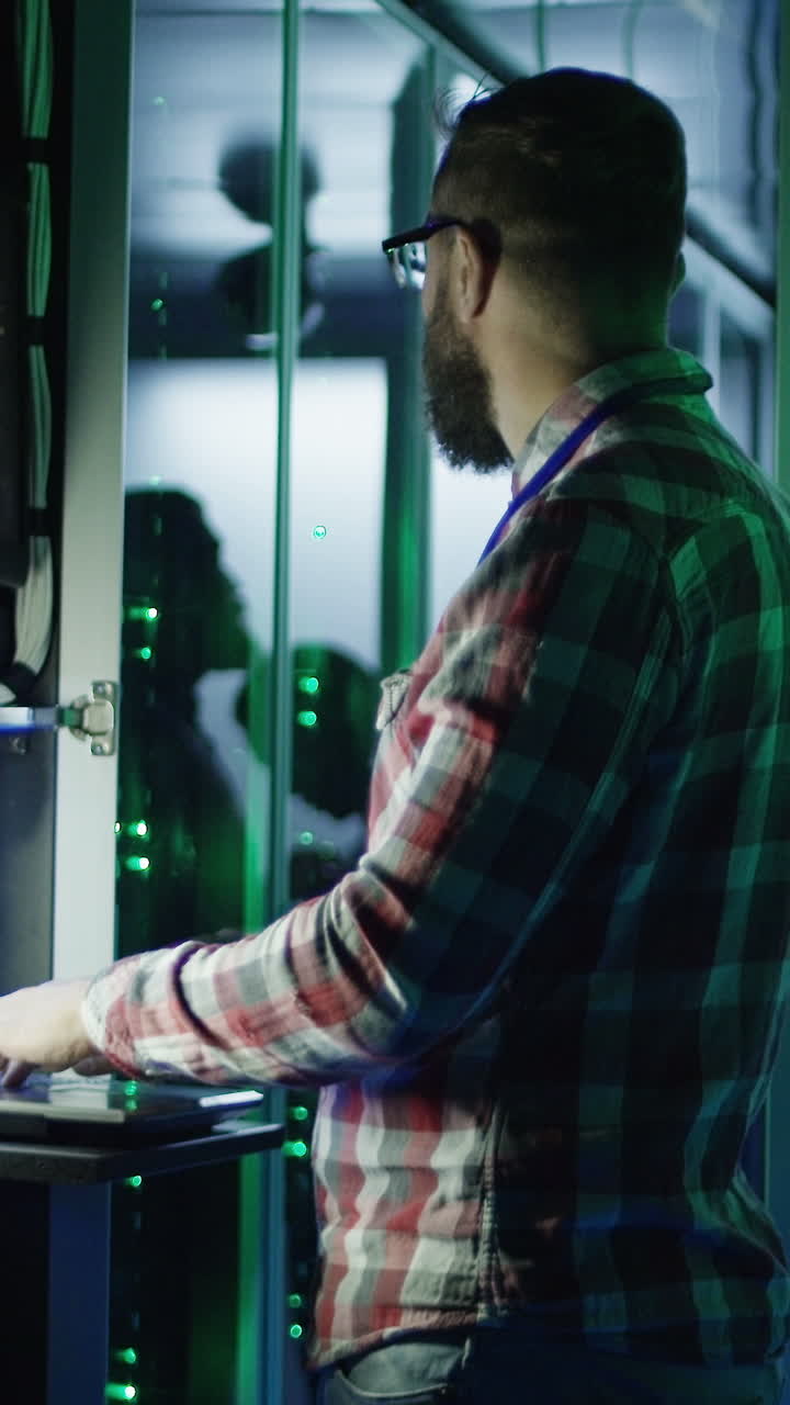 es profesional trabajando en una sala de servidores