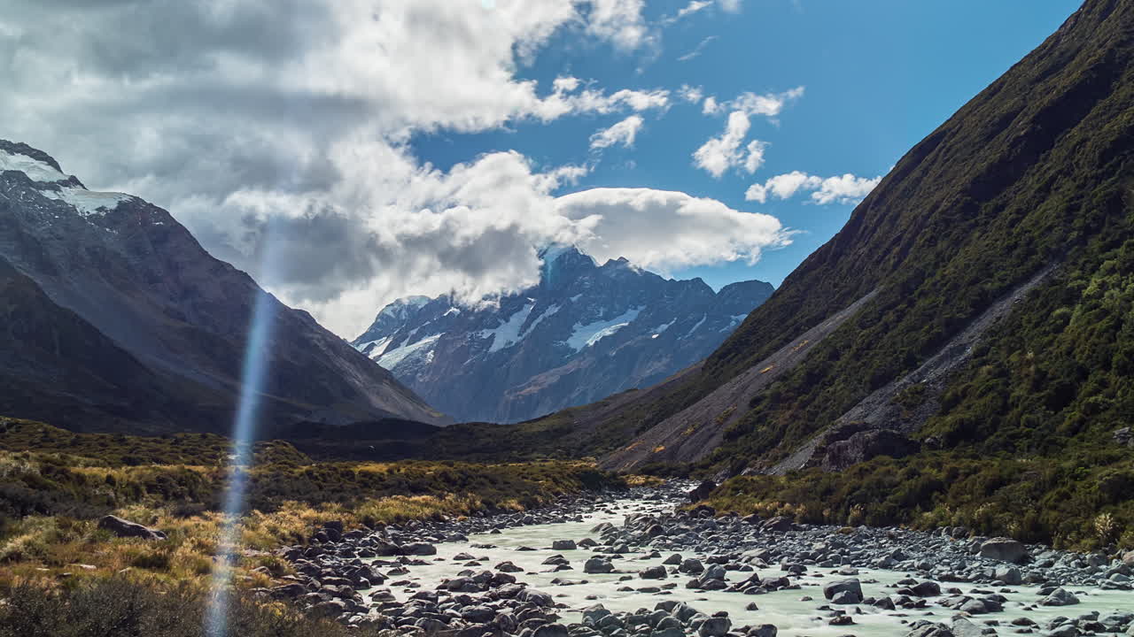 mirando la pista de hooker valley en el monte cook, la montaña más alta de nueva zelanda - el lapso de tiempo del paisaje nublado