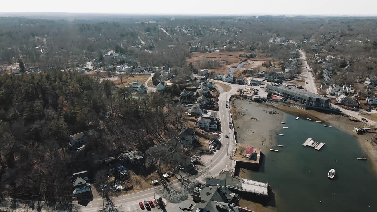 clip panorámico aéreo que comienza en el puerto interior de cohasset y termina en el borde de la libra de langosta cohasset