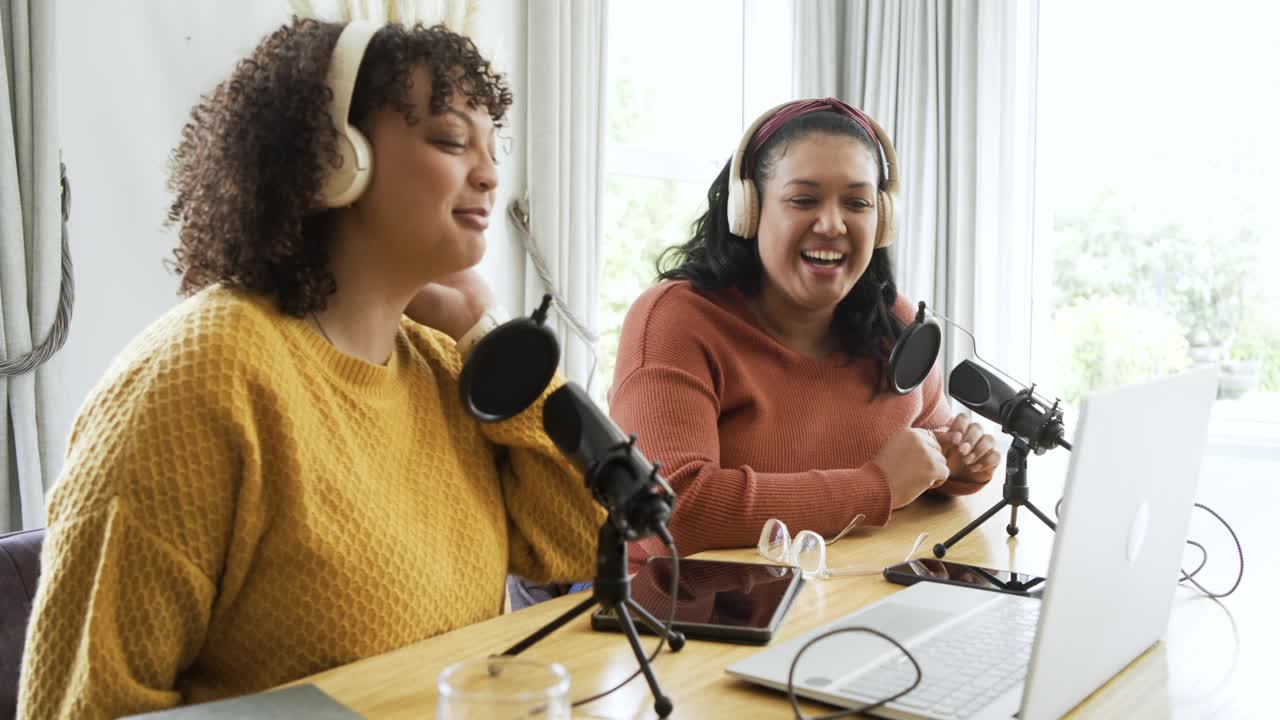 Due donne felici che registrano un podcast in uno studio casalingo