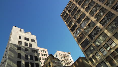las sombras se arrastran a lo largo del frente de los almacenes y edificios durante la tarde