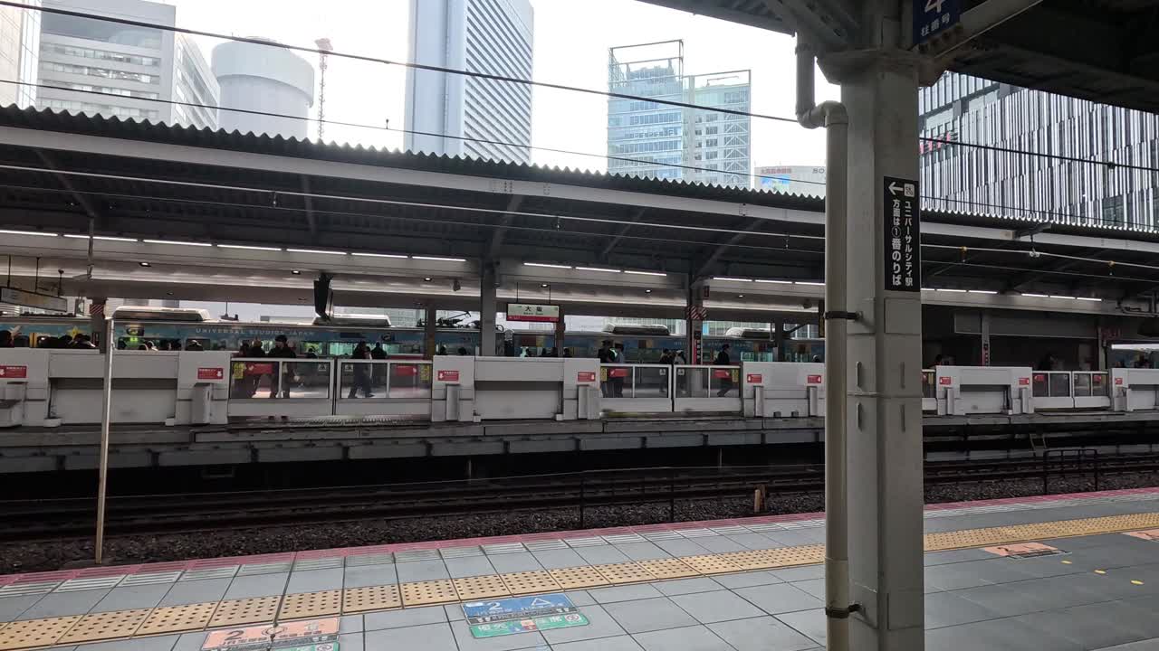 열차가 플랫폼을 떠나는 시간은 8초가 넘습니다.