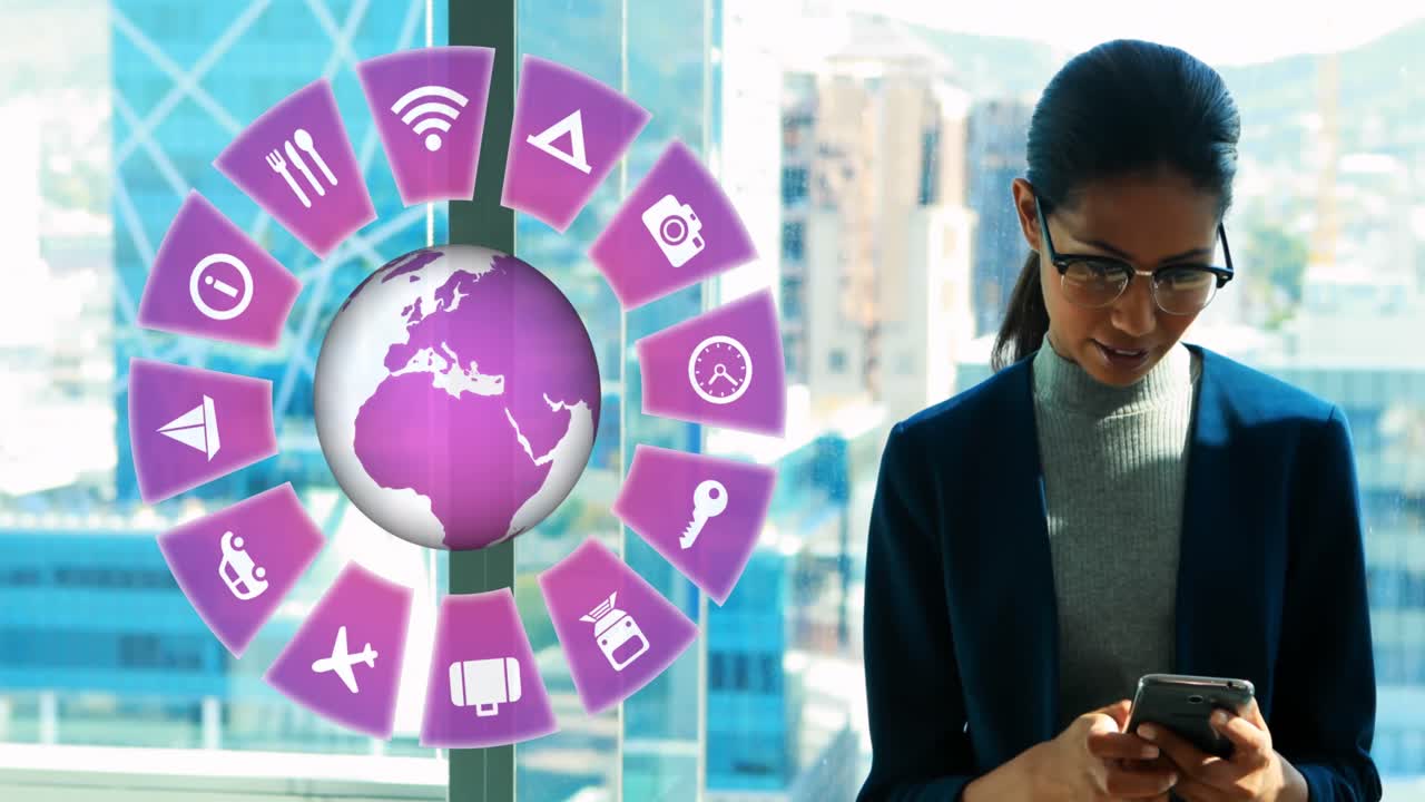 animación de iconos de viajes con globo y mujer asiática usando un teléfono inteligente
