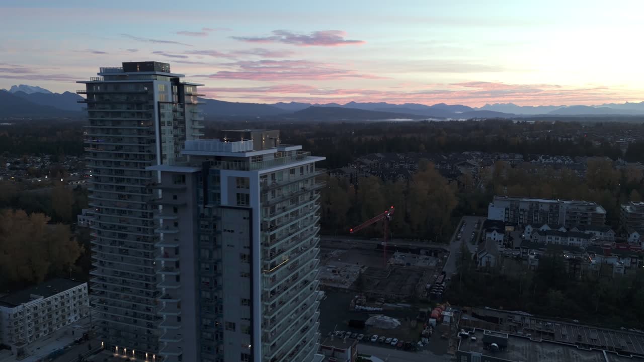 Torres em Ascensão em Latimer Heights, Um Complexo Residencial em Langley, Colúmbia Britânica, Canadá. Imagem Aérea de Drone.