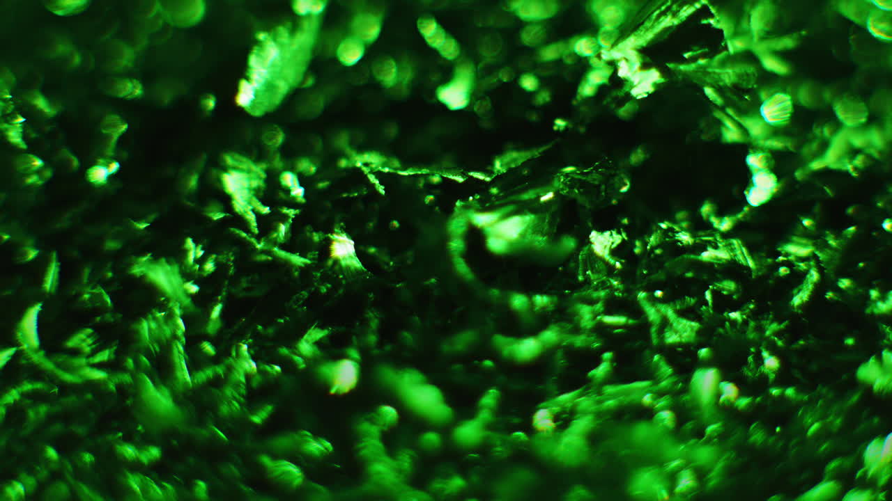 Emerald color metal alloy fillings moving