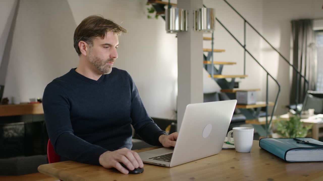 hombre escribiendo en la computadora luego sentado y relajándose