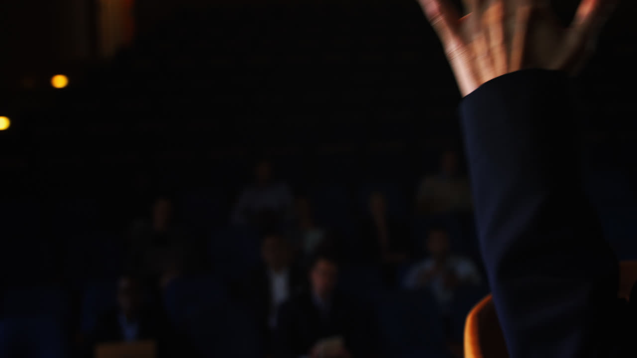 ejecutiva de negocios dando un discurso