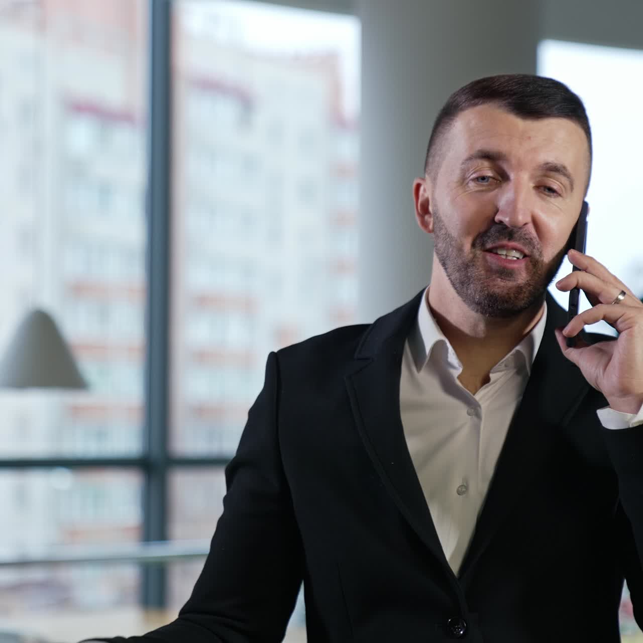 Smuk, selvsikker forretningsmand taler i telefon. Smart ung mand modtager et telefonopkald