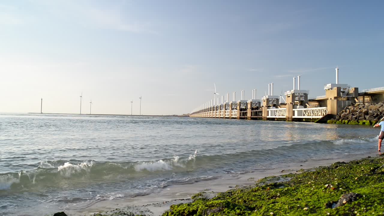 해가 질 때 네덜란드 반자르드에서 북해로 줄을 던지는 노인 어부