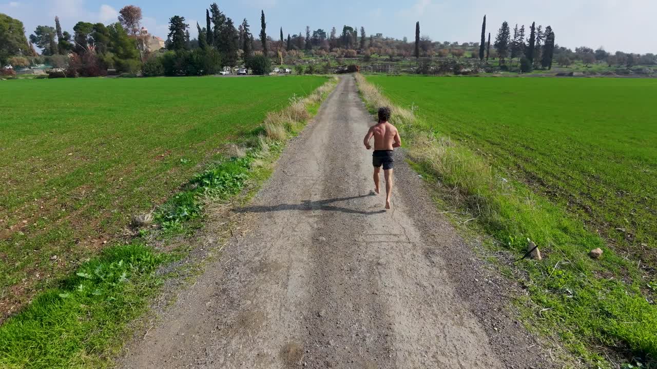 Un uomo fa jogging al mattino su una strada rurale a Tel Aviv, Israele