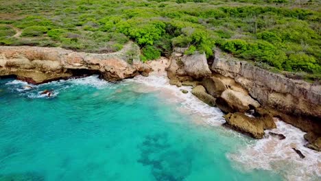 vista aérea de una pareja en una playa escondida en westpunt, curacao, isla caribeña holandesa