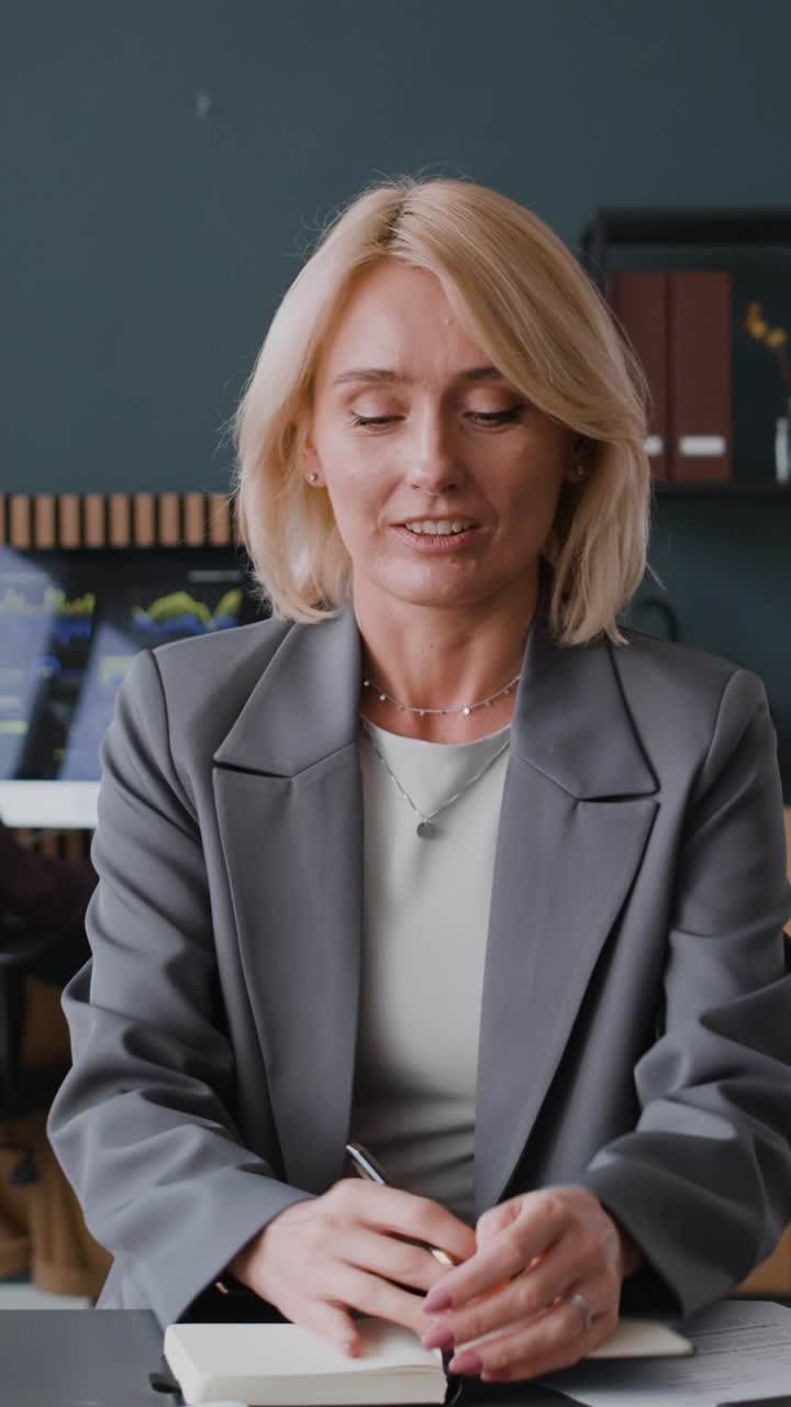 mujer de negocios en una reunión