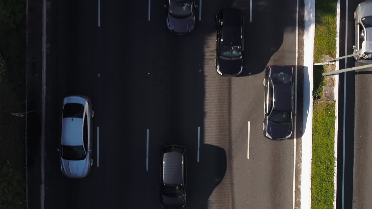 Luftfoto af motorvejstrafik