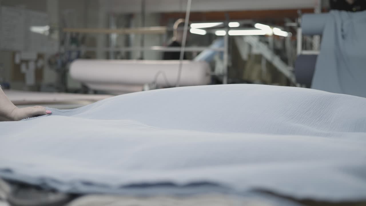 manipulación y preparación de telas en un taller textil