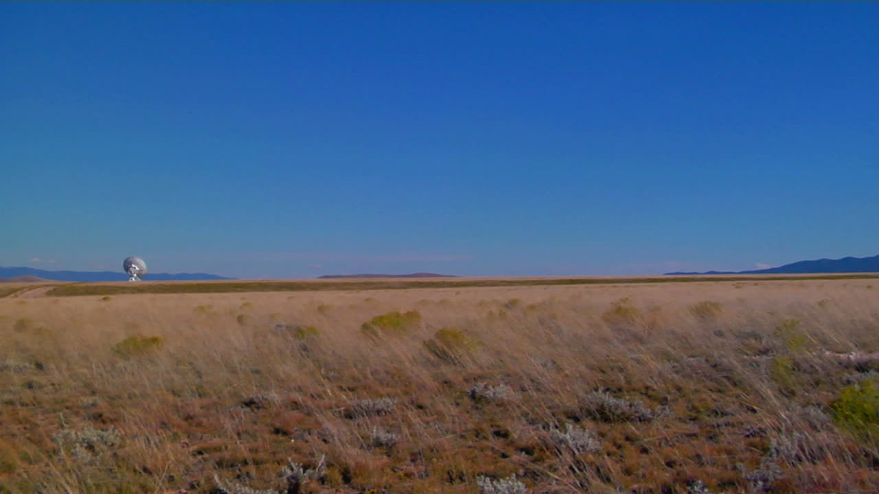 바람 부는 들판을 가로질러 위성 안테나로 이동