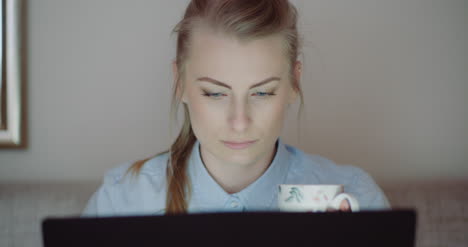 mujer sonriente trabajando en una laptop 3
