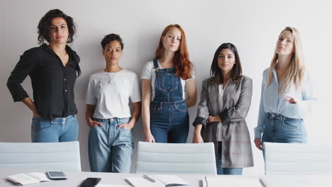 Porträt-Eines-Jungen-Weiblichen-Geschäftsteams,-Das-In-Einem-Modernen-Büro-An-Der-Wand-Steht