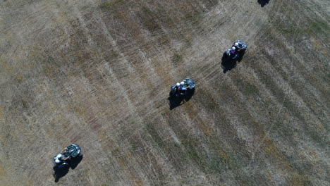 vista vertical aérea de un grupo de conductores de atv (vehículos quad).