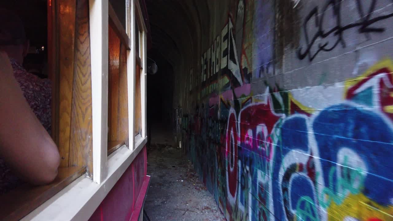 Portland Vintage Trolley che entra in una galleria ferroviaria.