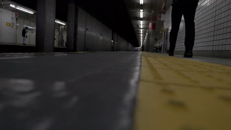 U-Bahn-Station-In-Der-Nacht-In-Der-Stadt-Tokio