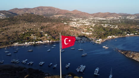 Puerto-Deportivo-Con-Bandera-Turca-En-Gumusluk,-Bodrum,-Turquía.