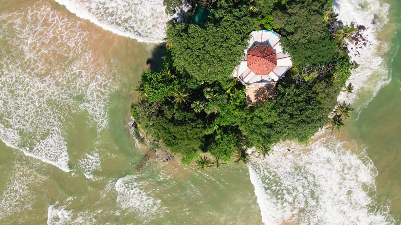 vista aérea de la isla de taprobane en weligama, sri lanka, destacando su belleza natural