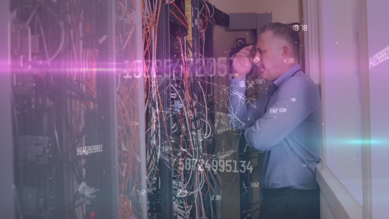 animación del procesamiento de datos sobre el trabajador de la sala de servidores caucásico