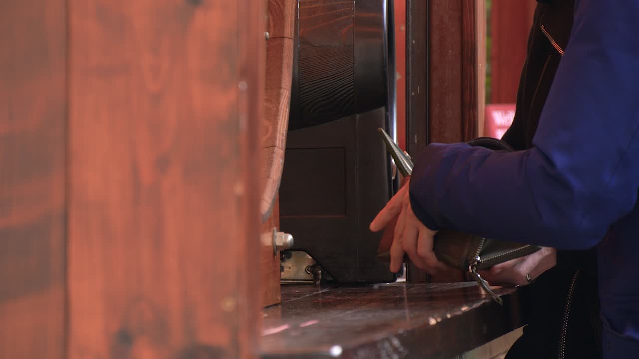 매점에서 뜨거운 음료 구매