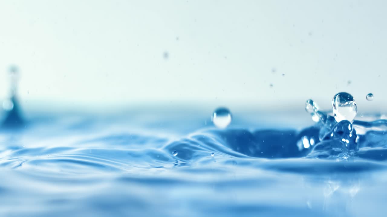 ⁇ 방울이 아주 느린 속도로 떨어지고 있습니다.