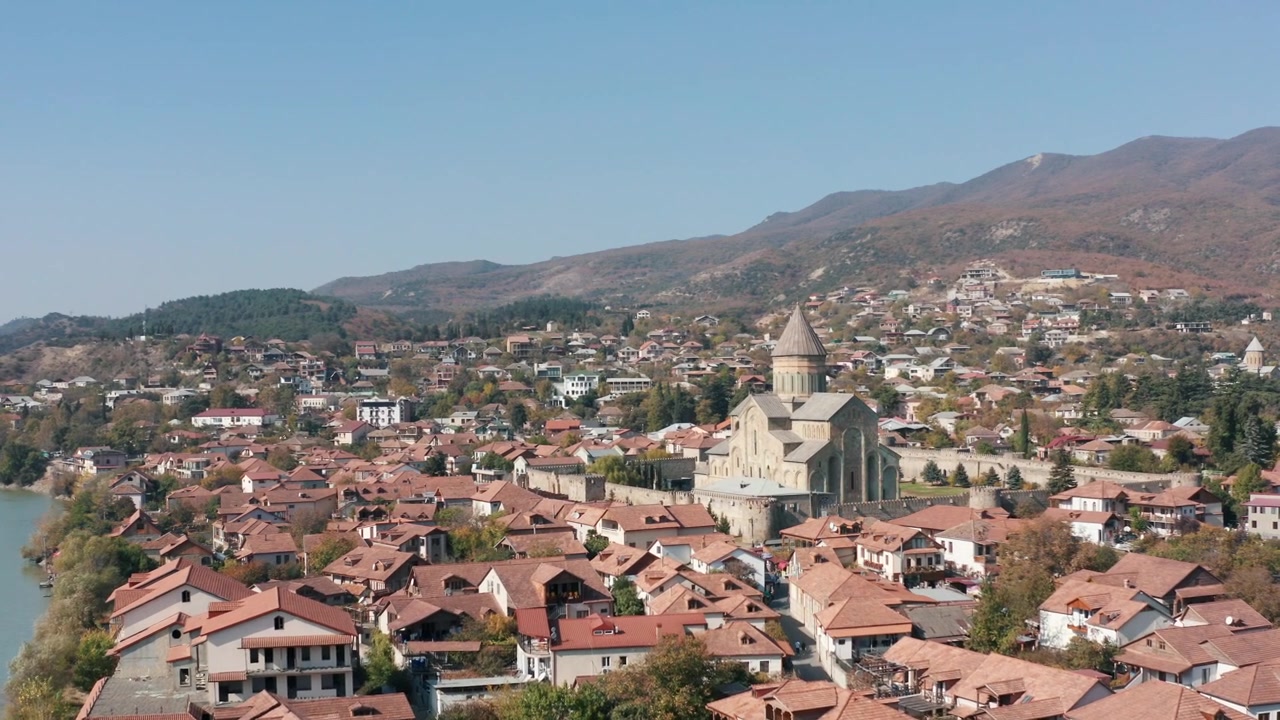 Veduta aerea panoramica della storica città di Mtskheta e della Cattedrale di Svetitskhoveli