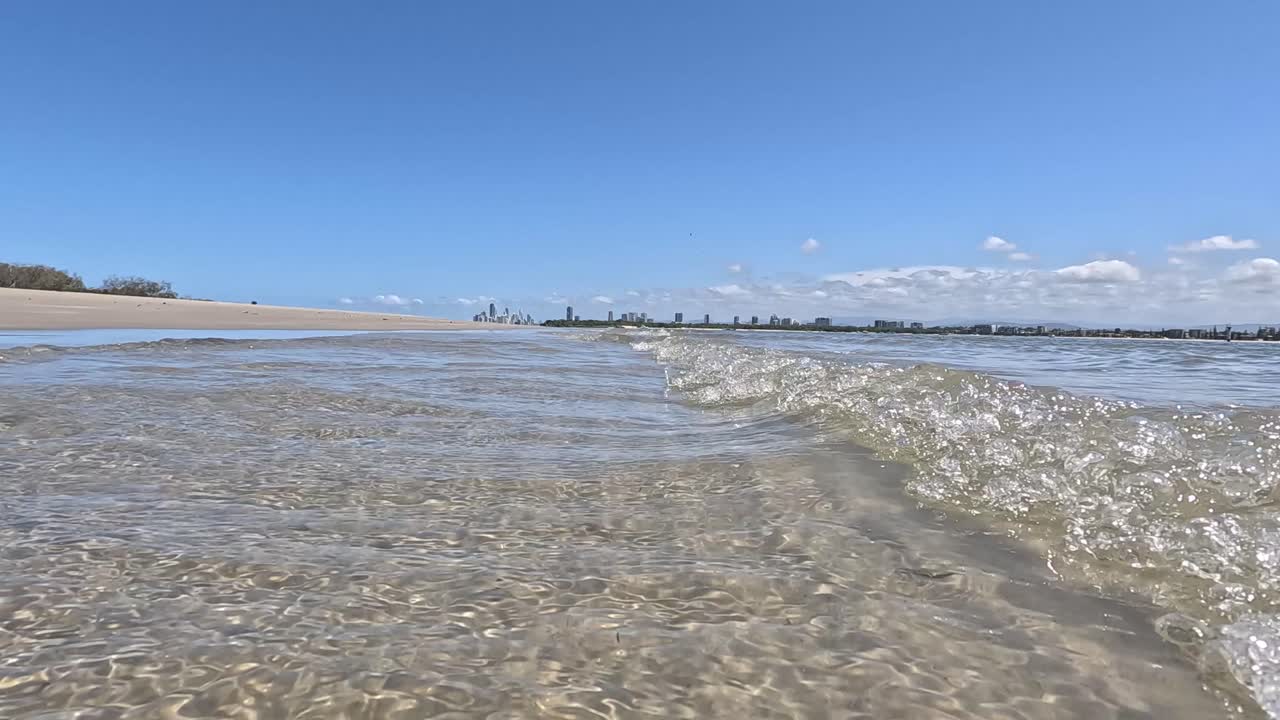 olas suaves en un día soleado en la playa