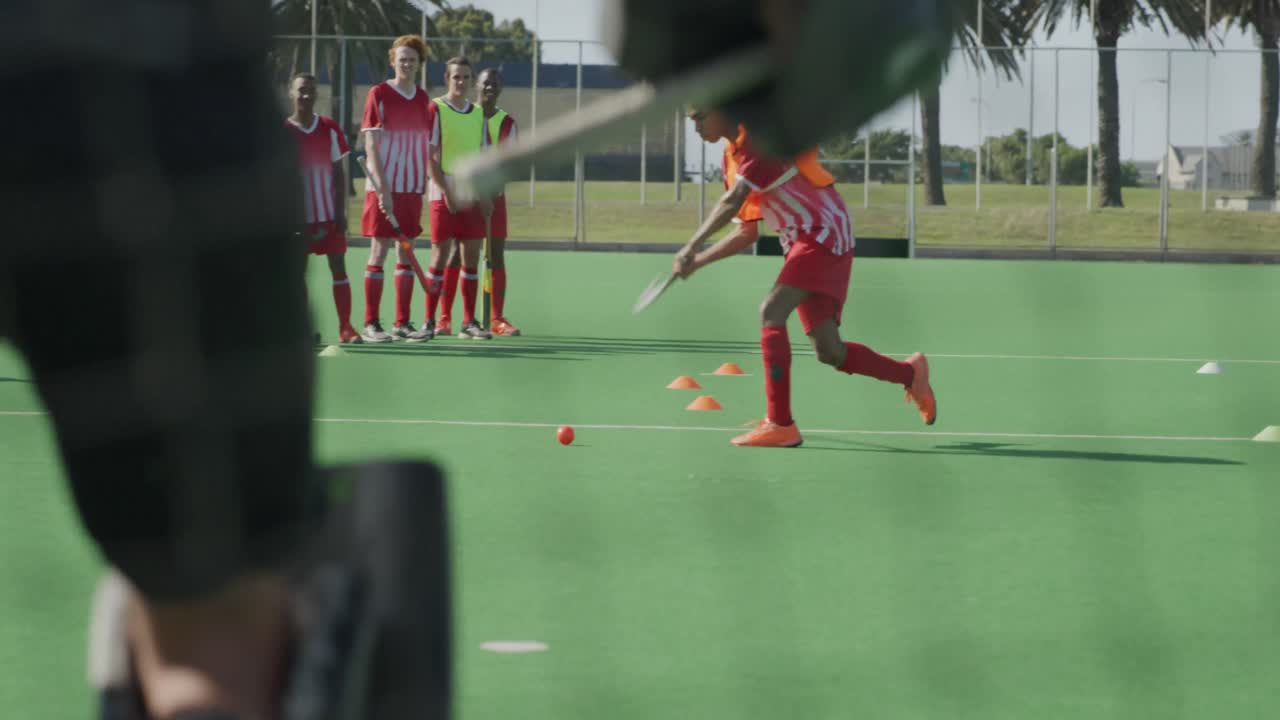 하키 선수 들 이 경기 전 에 준비 하고 있다