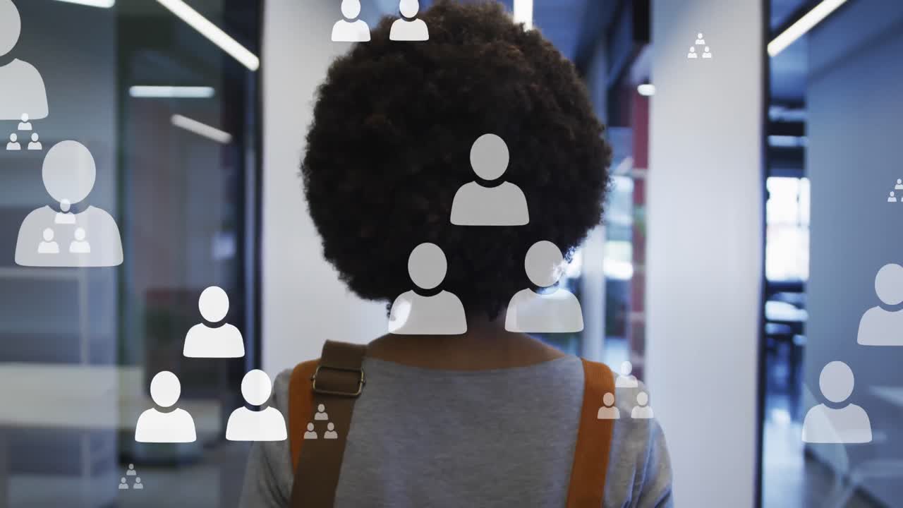 animación de iconos de los medios sobre una mujer de negocios afroamericana caminando en la oficina