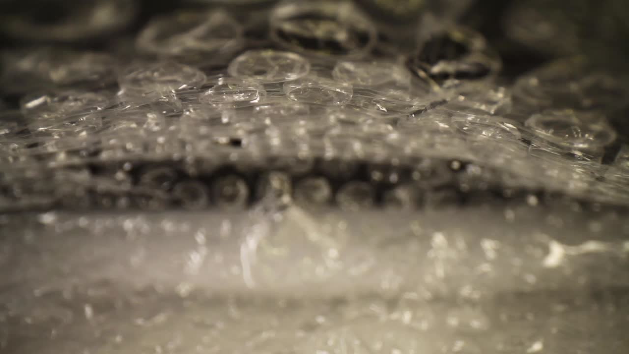 버블 랩 백에서 꺼내면 백 상단이 약간 움직이며 백의 상단 3분의 1에 초점이 맞춰집니다.