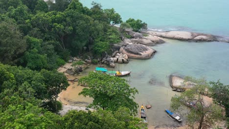 Traditionelle-Indonesische-Boote,-Die-An-Der-Küste-Von-Pantai-Angedockt-Sind