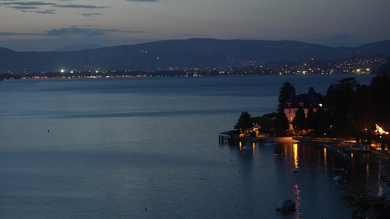 Tidsforløp fra dag til natt ved Annecy-sjøen i de franske Alpene, Låst vidvinkelopptak