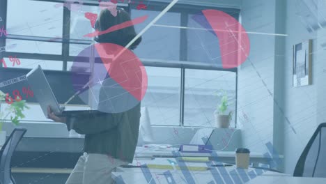 사무실에서 일하는 두 인종의 사업가에 대한 데이터 처리 애니메이션