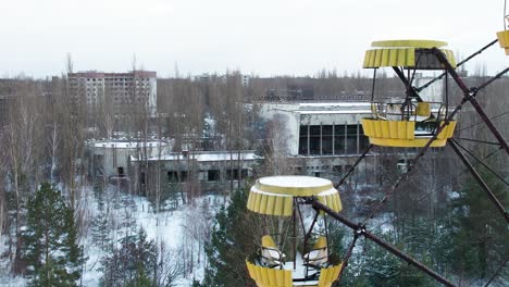 rueda de la fortuna en la ciudad invernal de pripyat abandonada después del desastre de chernobyl