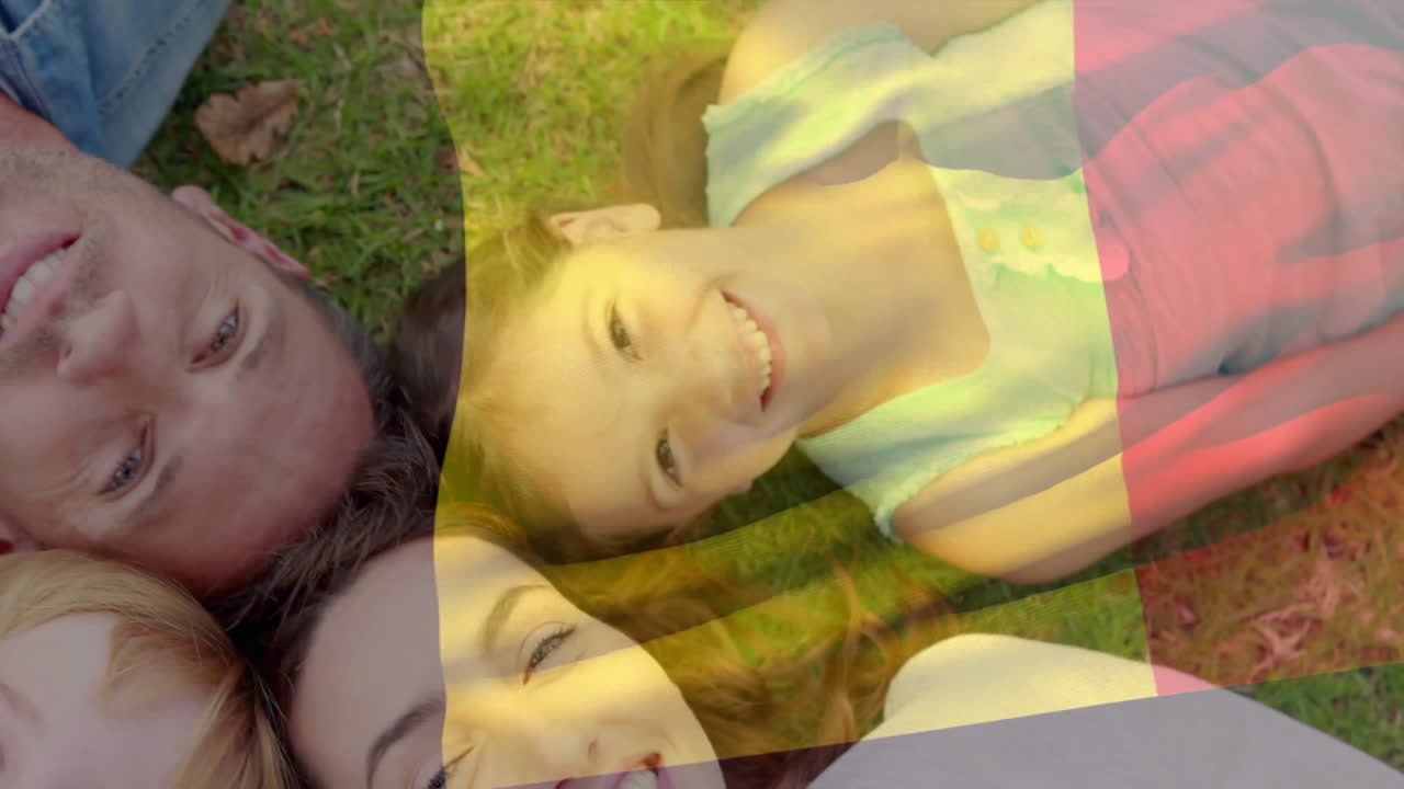 animación de la bandera de francia sobre la familia caucásica acostada en la hierba