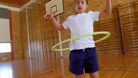 escolar jugando con un anillo en el gimnasio de la escuela en la escuela primaria 4k