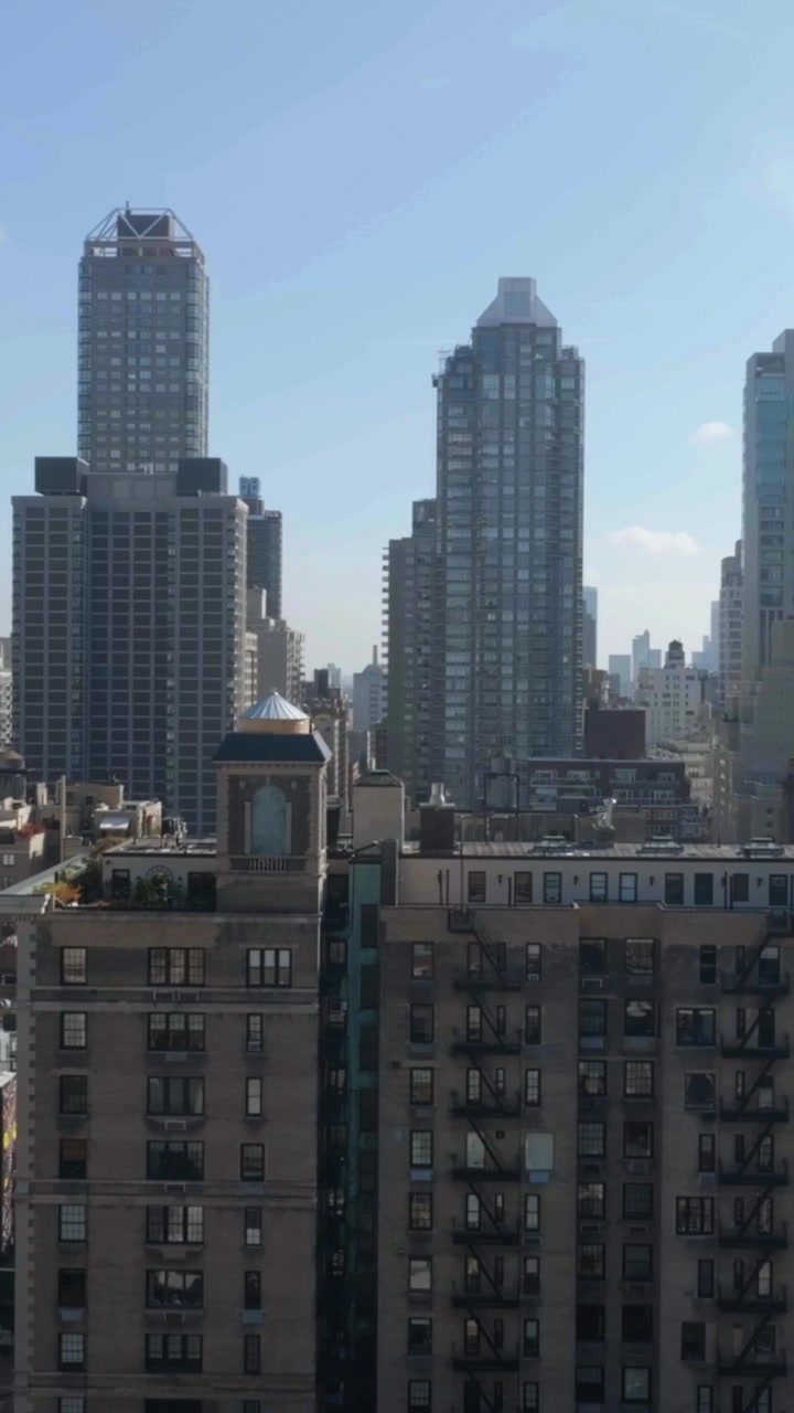 Toma vertical de dron sobre el paisaje urbano de Lenox Hill, día soleado de otoño en Nueva York