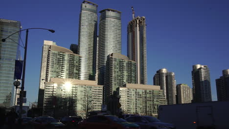 rascacielos, edificios de oficinas en el exterior del día de la ciudad