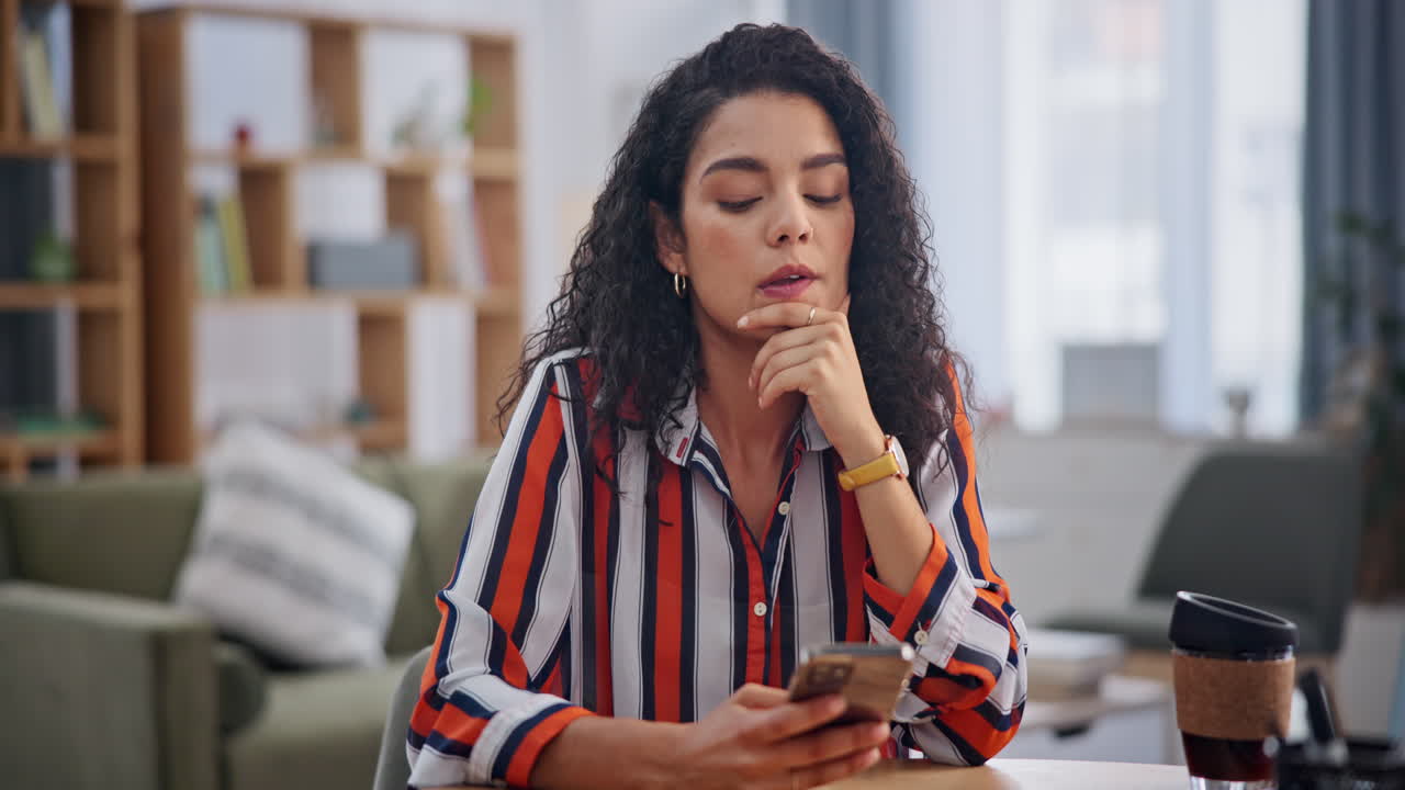 Mulher Concentrada no Telefone no Home Office